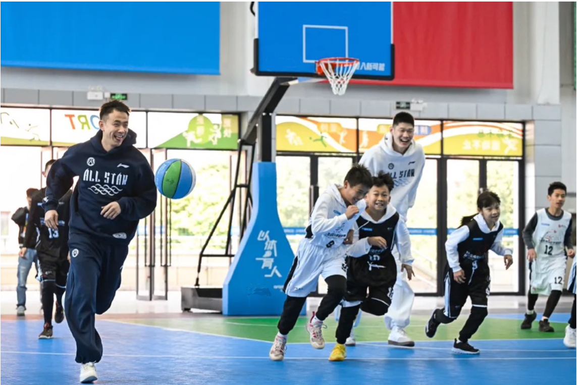 胡金秋赵继伟走进校园 CBA全明星场外也温暖