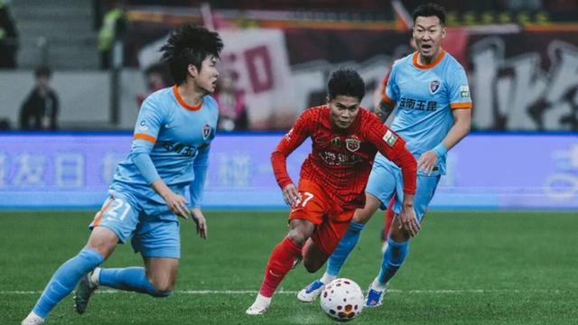 重庆铜梁龙、辽宁铁人领跑积分榜，今年中超，轮到申花海港玩“逆袭”？